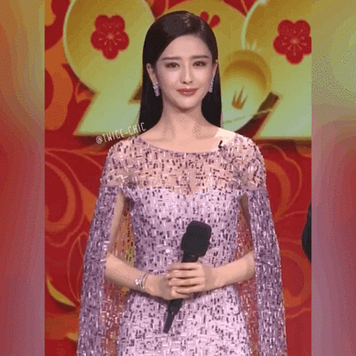 佟丽娅主持2020央视#春晚#的第二套造型,身着紫色星空披肩礼服配以