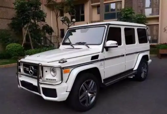 易烊千玺的座驾被拍到,是一辆硬派越野车,想买还得加价60万