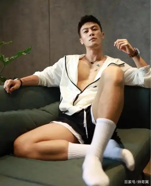 运动型肌肉小狼狗,爱穿白袜的体育系男生,有料的身材太羡慕了!