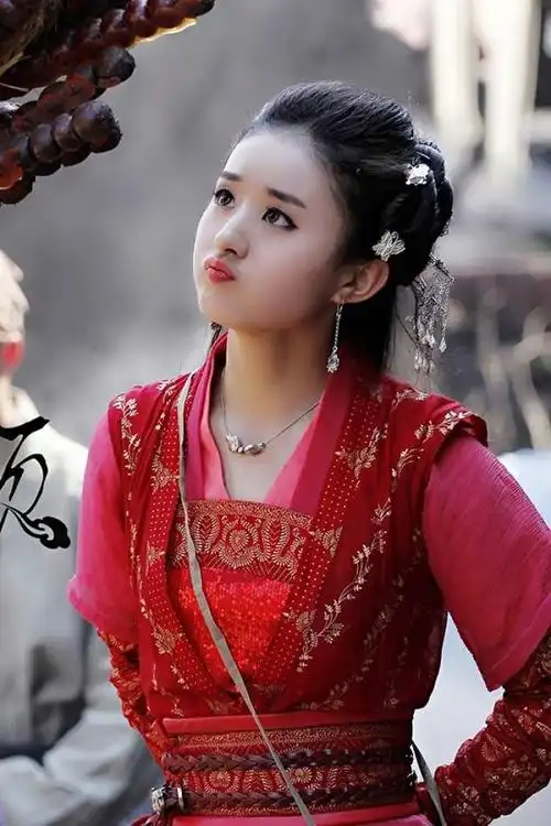 当红小花旦赵丽颖看起来可爱清新,不仅演得了花千骨这种小白兔,也演得