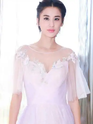 黄圣依拍戏过程中被道具砸伤头部 血流不止 非常危险 已送往医院