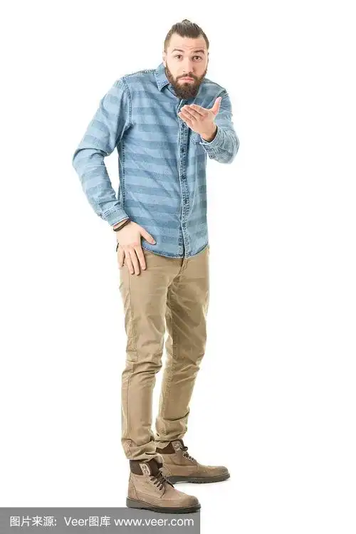 年轻英俊男子的全身照