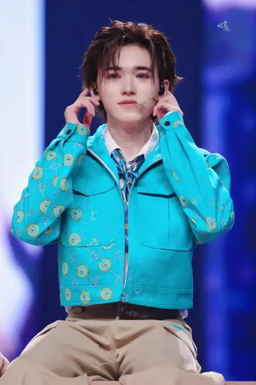 宋亚轩楼外楼演唱会##时代少年团叁重楼暨出道四周年演唱会##时代