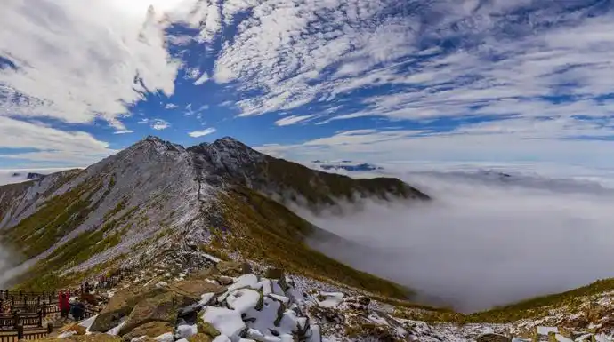 秦岭最高峰——太白山,景色开阔,让人如在画中.