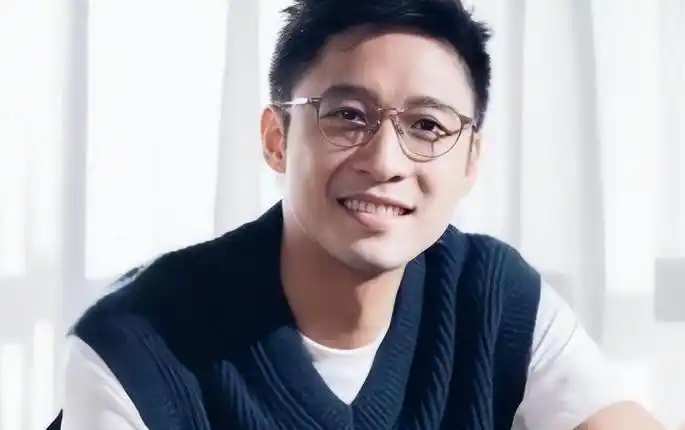 霍启山分享国旗的故事传递浓浓爱国情鼓励港澳年轻人了解国家