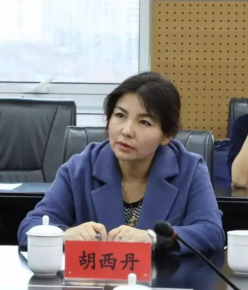 附中校长胡西丹,直属党支部书记刁婷婷,副校长张俊娟,陆阳,王晓伟与