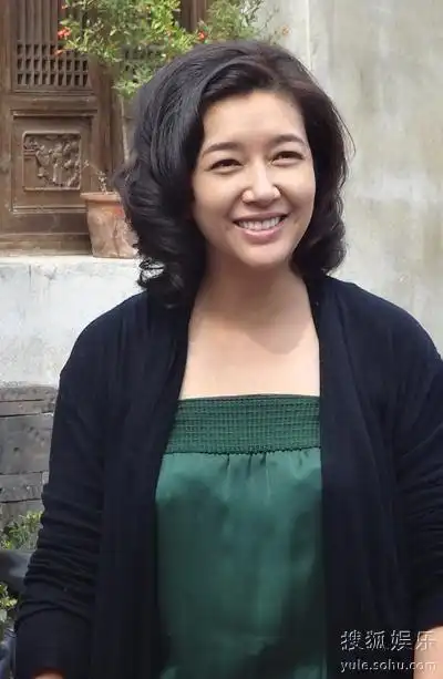 郑佩佩,薛山,赵雪莲,谈锐等主演的家庭现实题材电视剧《院里院外一家