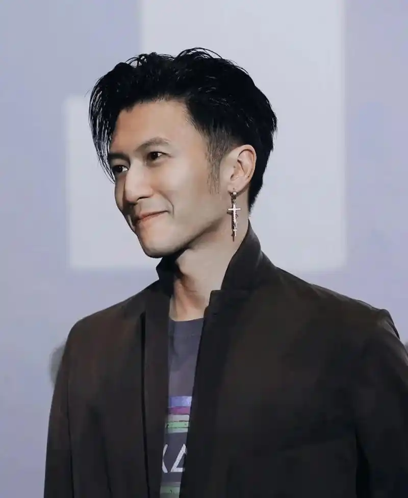 谢霆锋熨斗烫头遭调侃,一改痞帅挑战喜剧?高颜值拿捏各种造型_发型