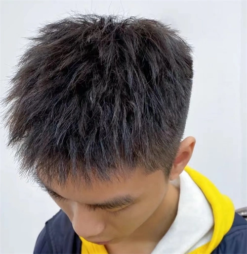 空气感纹理烫,两边铲青的剪裁,将头型轮廓衬得更圆润.