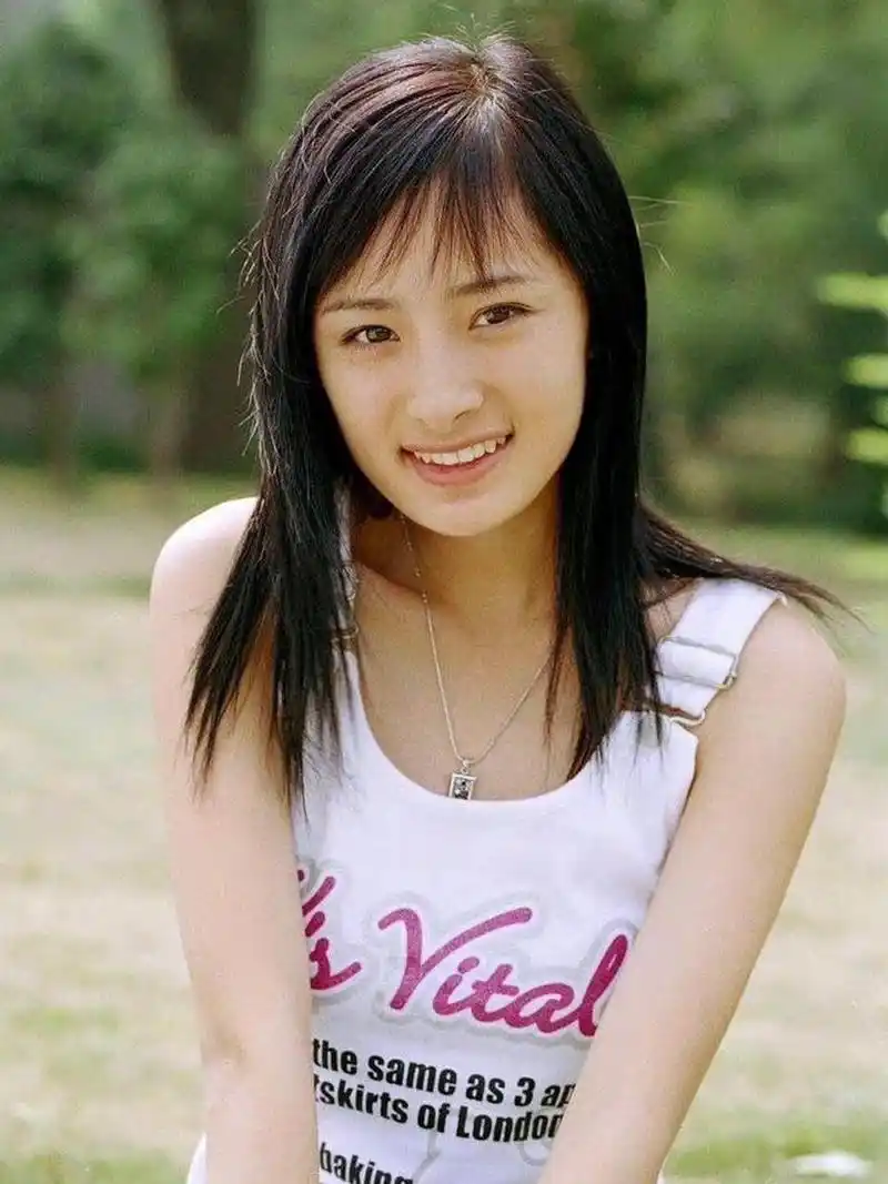 杨幂早期的脸型虽然不完美但是五官比例和布局均衡,眉型自然,眼型狭长