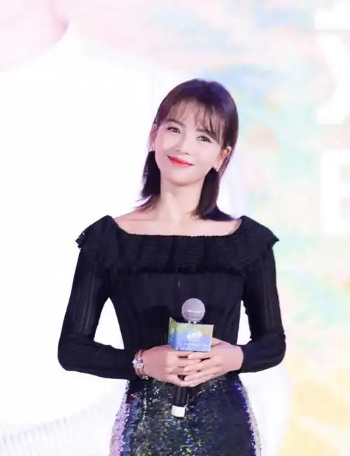 41岁刘涛终于换发型,齐肩长发温柔感十足,穿上鱼尾裙更显女人味