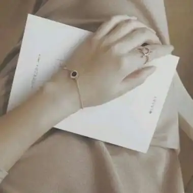 一只手女生头像