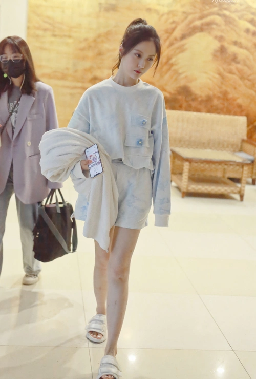 王艺瑾下车照火了,看到无修图下的真实腿型,粉丝都心疼了