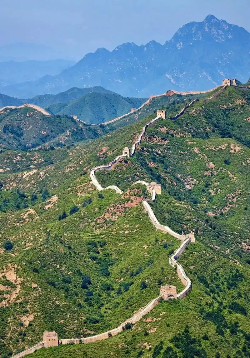 长城总长度比这堵墙还要长一点.