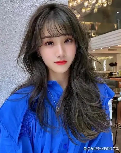 大波浪性感可爱女人味的中长发女神必备发型之一,这种卷度比较大的