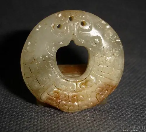 汉代和田羊脂白玉双龙壁颈饰