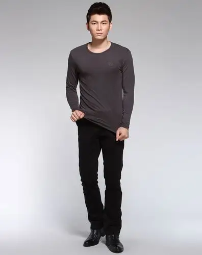 深灰色圆领简洁长袖t恤