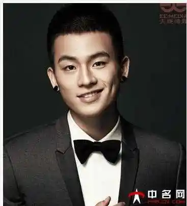 明星欧豪清爽帅气圆头发型 展现出其潇洒独立的个性魅力