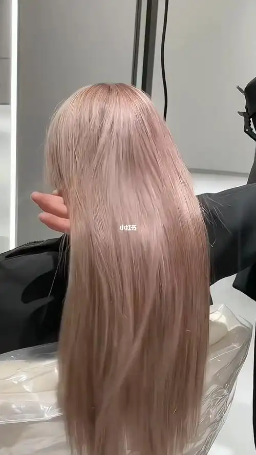 这样染完的颜色是均匀的而且这款奶茶粉金色特别显白适合肤色偏白染完