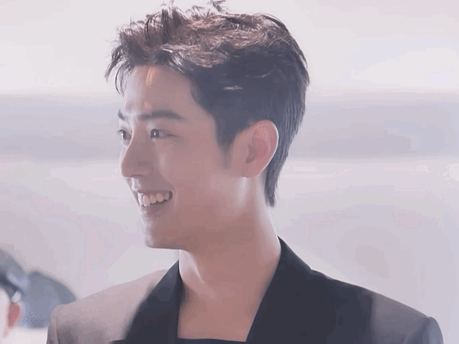 拥有这样灿烂治愈笑容的温暖少年肖战却总被伤害