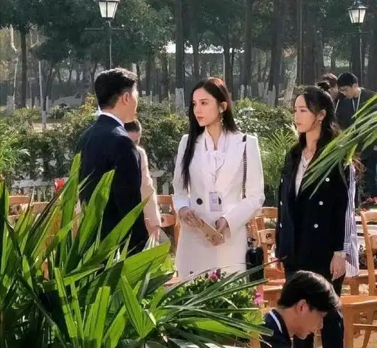 迪丽热巴古力娜扎同框:再看路人拍的现场照差别太大了!