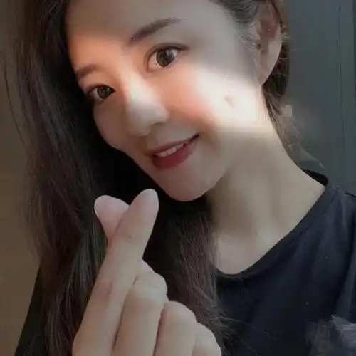 安以轩520晒卖萌自拍,素颜出镜颜值耐打,花式比心超少女