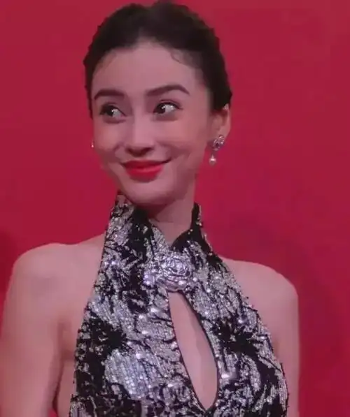 从近处看杨颖的面部状态不如以前,法令纹深重,鱼尾纹也多了一些,脸上