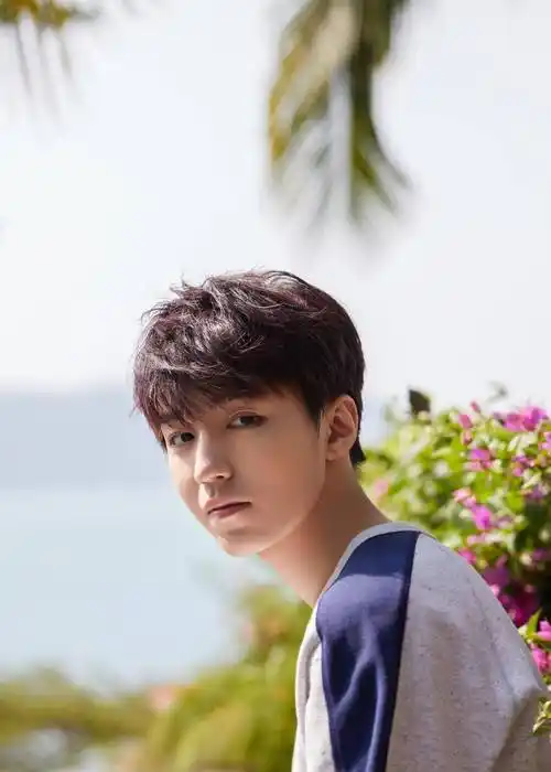 易烊千玺,王俊凯,周冬雨,许魏洲,唯独缺他_电影_王源_大海