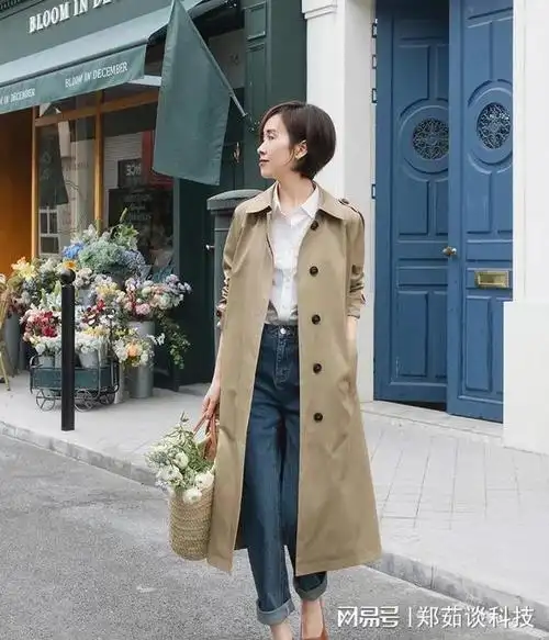 真正懂时髦的中年女人, 开春后都在穿"奶奶风衣", 配裤裙都洋气