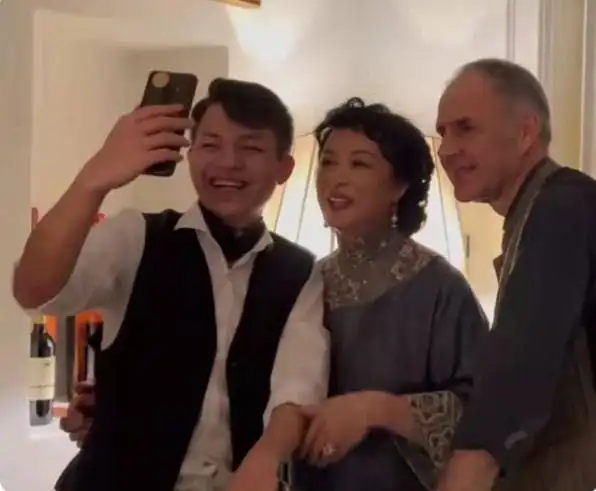 金星晒一家三口合照,18岁儿子罕见露面,笑容灿烂阳光帅气