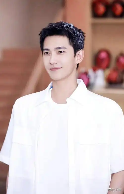 同样穿白衬衫的男星:李现利落洒脱,杨洋帅气迷人,而他清爽干净