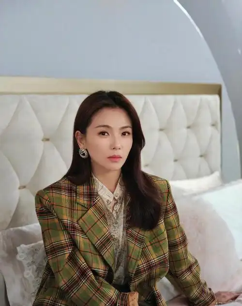 西装造型打扮的成熟又有特色,简直太会穿了|长裙|减龄|发型|穿搭_网易