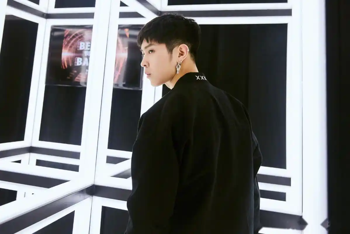 马伯骞清爽短发造型亮相活动,阳光笑容尽显青春活力,身着剪裁精致的纯