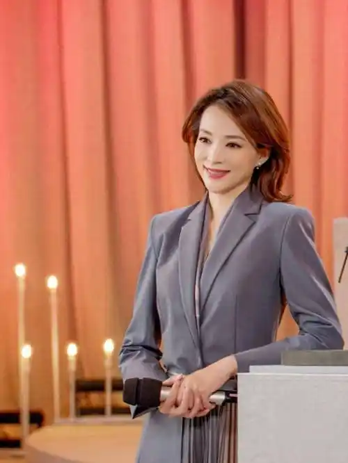 央视一姐董卿亲身示范:不穿老年装,不烫老年头,50岁都没大妈感_体态