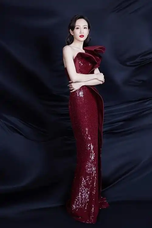 王鸥真不愧是气质美人身穿酒红色长裙好迷人真是令人心醉