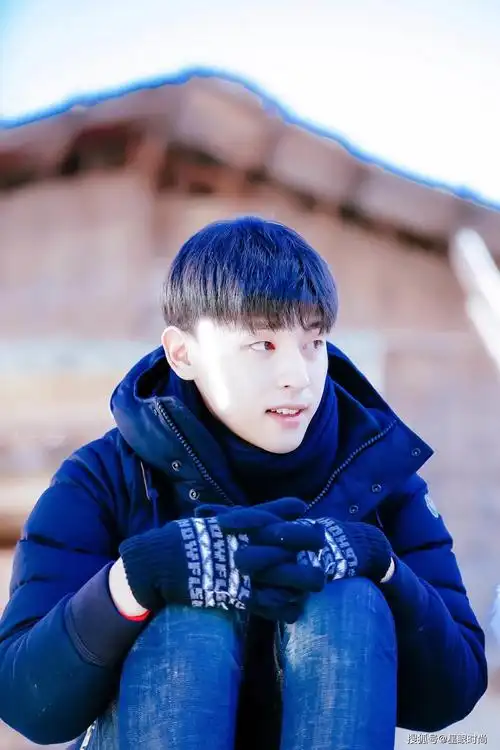 邓伦是一个青春阳光少年,不仅人长得帅衣品还超好