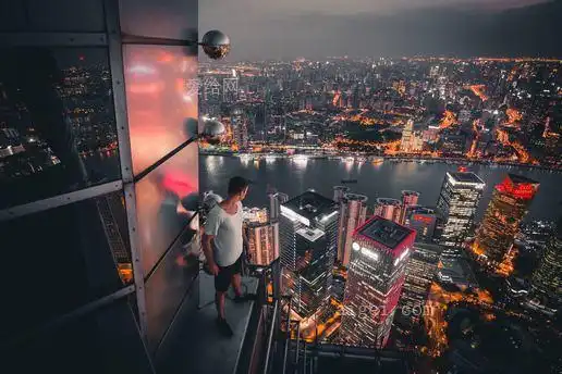 站在楼顶俯瞰城市的人(man standing at buildings r