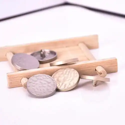 这个金属纽扣真的太好看啦!我试了试,手感很舒服,而且很容易扣 - 抖音