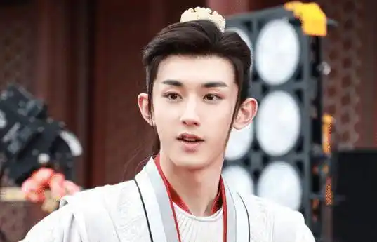 角色|少年感十足的郭俊辰,明明和关晓彤同班,为何还没火?