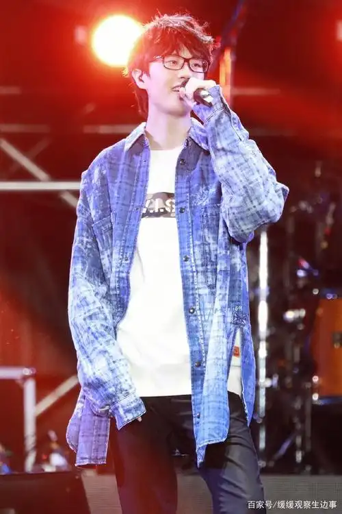 许嵩参加国朝音乐节唱《素颜》,许甜甜冲吖