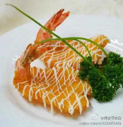 【香酥虾排】做法1,去除虾头和外壳,留虾尾,用刀把虾背片开,去除虾线