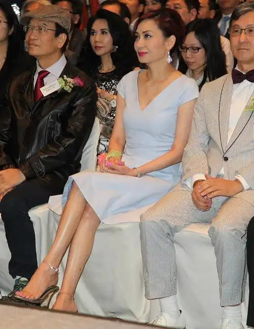 女富豪邝美云真气质淡蓝礼服裙穿出高级感不再像最穷港姐