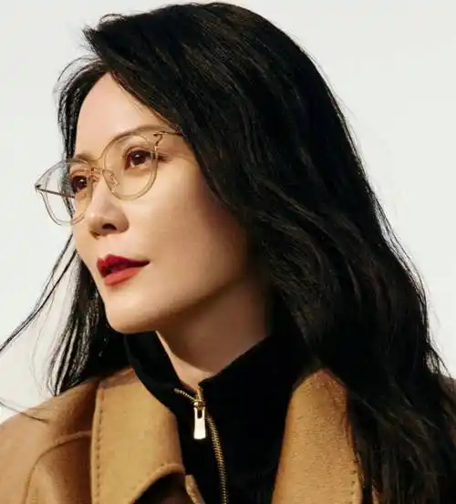 54岁俞飞鸿穿低胸裙秀事业线!