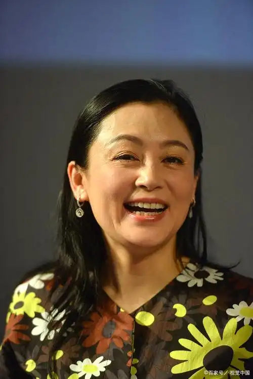 在谈论陈红的感情生活时,我们必须明确一点,她的情感历程并不如她在