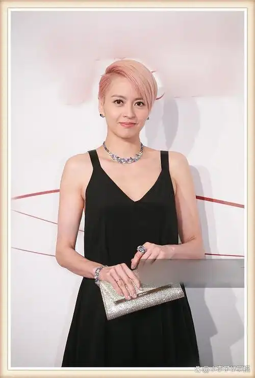 梁咏琪发挥狂野本性,穿黑色渔网丝袜搭配人鱼服,大秀迷人身姿