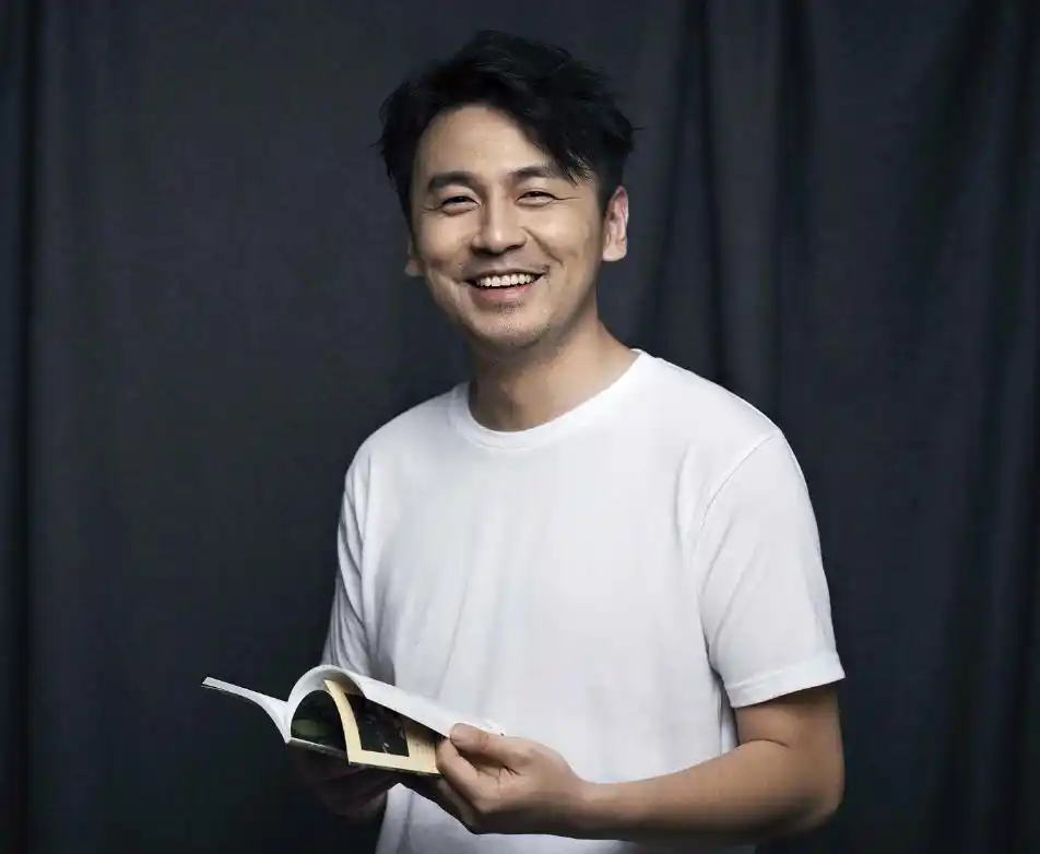 原创雷佳音自称年轻时像鹿晗本以为开玩笑看到他的旧照后愣住了