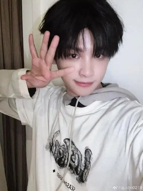 黄明昊发博庆祝出道六周年##黄明昊手势六连拍