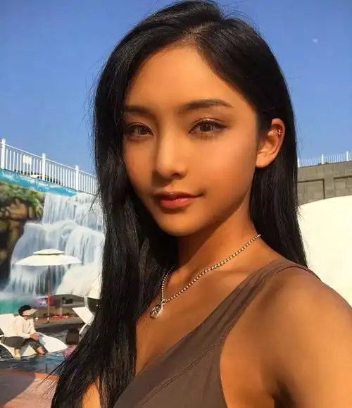 小麦肤色的妹子颜值有多高,身材有多正?