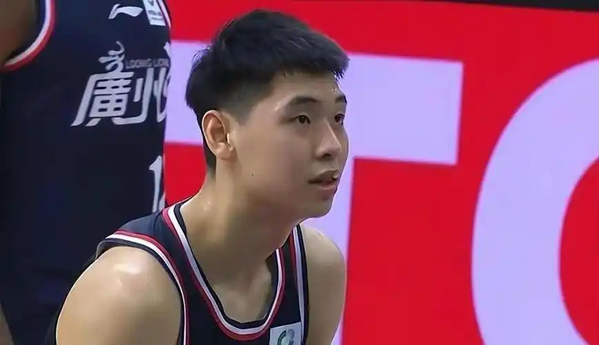 球迷拿胡明轩照片找崔永熙要签名,小崔苦笑签上自己名字 - 知乎