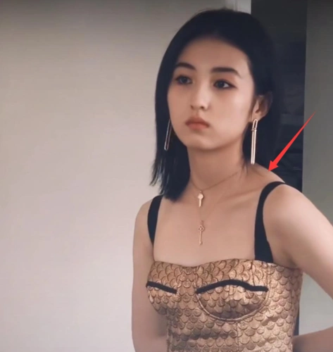 "斜方肌"超难瘦下来?张子枫穿吊带秀香肩,侧身时:打针后遗症